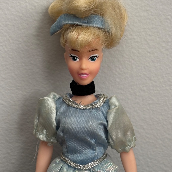 Vintage DISNEY Parks World Land Princess CINDERELLA Mini Doll Figure Collectible - Picture 4 of 11